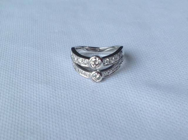 ◎ 定年を迎えた記念にと、お客様が初めてのお給料で買われた指輪と生前にお母様から譲り受けたという指輪を合わせてリフォームさせていただきました。