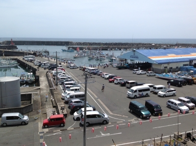 拡張された和具漁港の新しい市場。ここでは旧暦の6月１日に行われる潮かけ祭りが華やかに執り行われます。